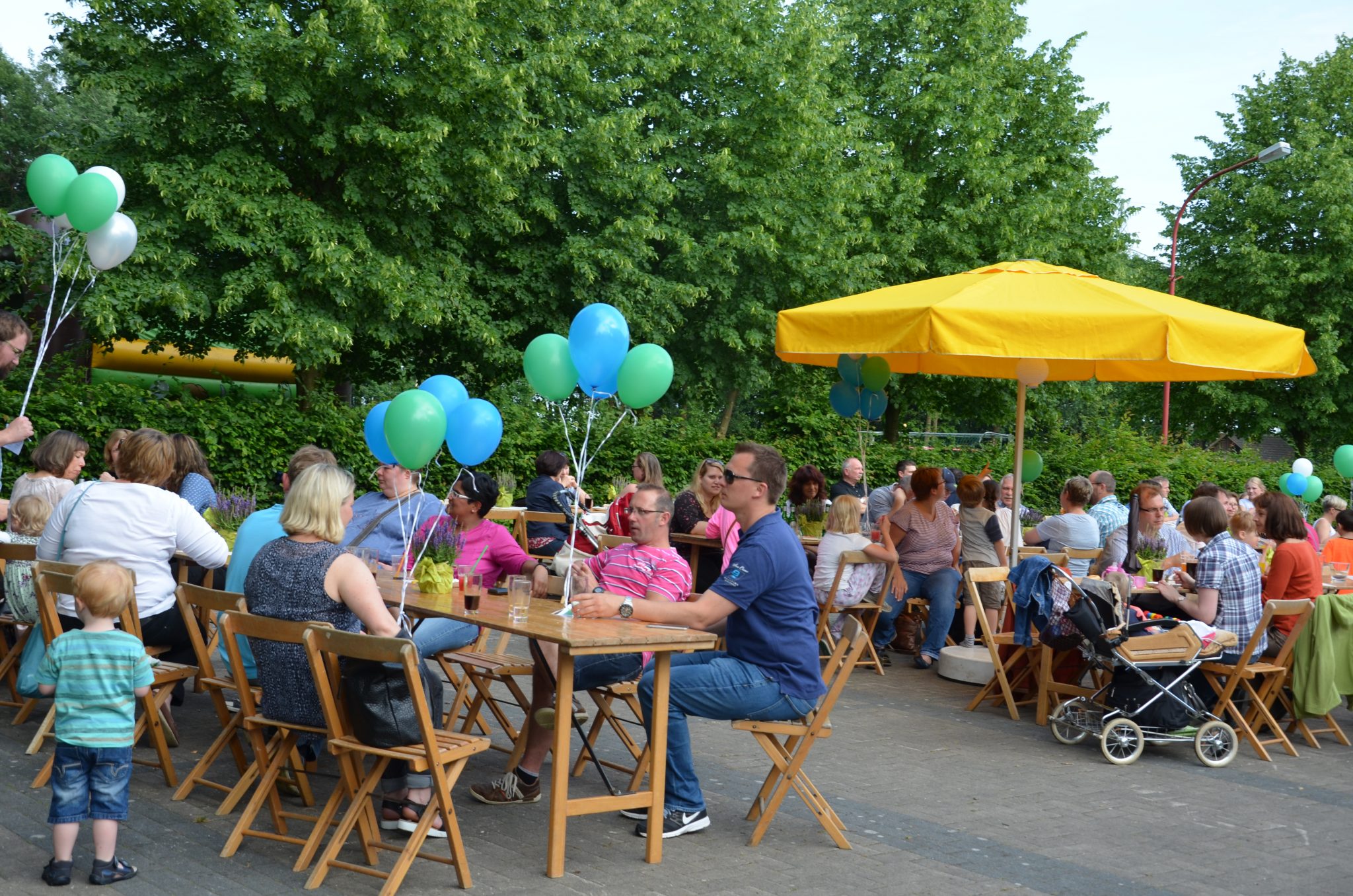 Herzerfrischend DSC_2515 Familien-Sommerfest 2016 Azubi-Blog  Sommerfest Sommer Luftballonwettbewerb Hüpfburg Familie Eröffnungsspiel Auszubildende 